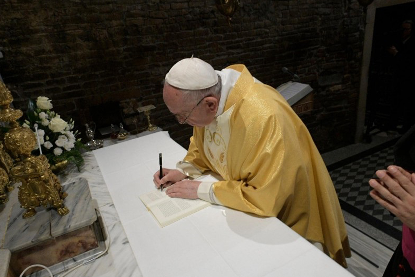 El Papa firma “Vive Cristo, esperanza nuestra”